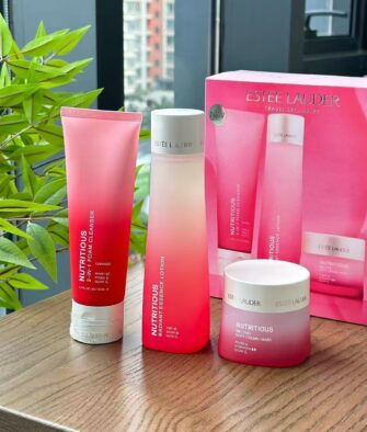 [Gift Bag Included] Estée Lauder Nutritious Super-Pomegranate Gift Set (New Version) – Includes Radiant Energy Lotion (Light/Fresh) 200ml, Cleanser 125ml, and Cream 50ml.