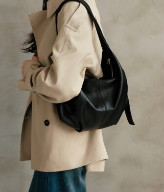 An incredibly stylish, versatile "dumpling bag" perfect for commuting—crafted from top-layer Togo leather (Model DB1236).