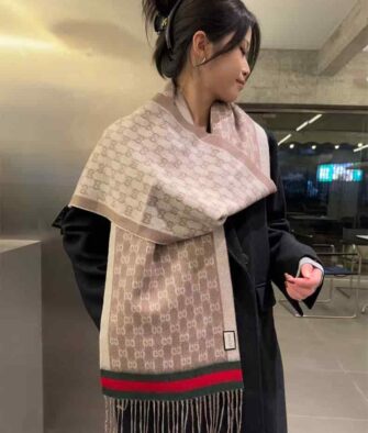 [Gift Box & Bag Included] Gucci Best-Selling Scarf/Shawl – Reversible GG Pattern with Small Logo – Cashmere – Unisex