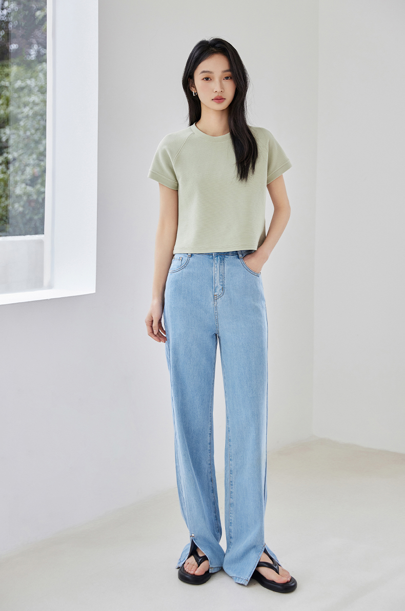 Women's Light-Wash Slim-Fit Straight-Leg Jeans – New Season Commuter Style, Loose Wide-Leg Cut with Slit Detail for a Slimming Look