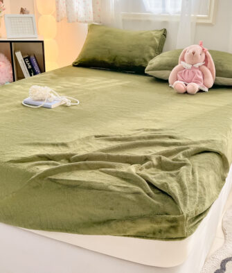 Cozy & Plush [Jingdi Class A Thickened Solid-Color Milk Velvet Fitted Sheet] – Available in 8 colors. High-density fabric offers instant, lasting warmth with a rich, soft texture. Resistant to shedding and pilling; anti-static finish. Features deep pockets to fit various mattress types and provides 360° full coverage.