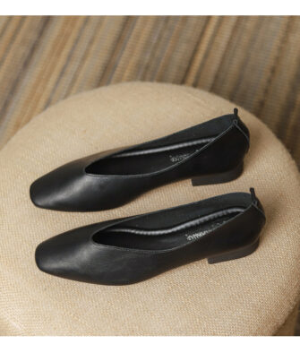 [Runs small—order one size up! A best-seller returns! Sophisticated & elegant high-heeled pumps] Available in two styles: flats and heels. Stylish and youthful, featuring a square-toe design; the heeled version adds 4cm in height! 5 colors available.