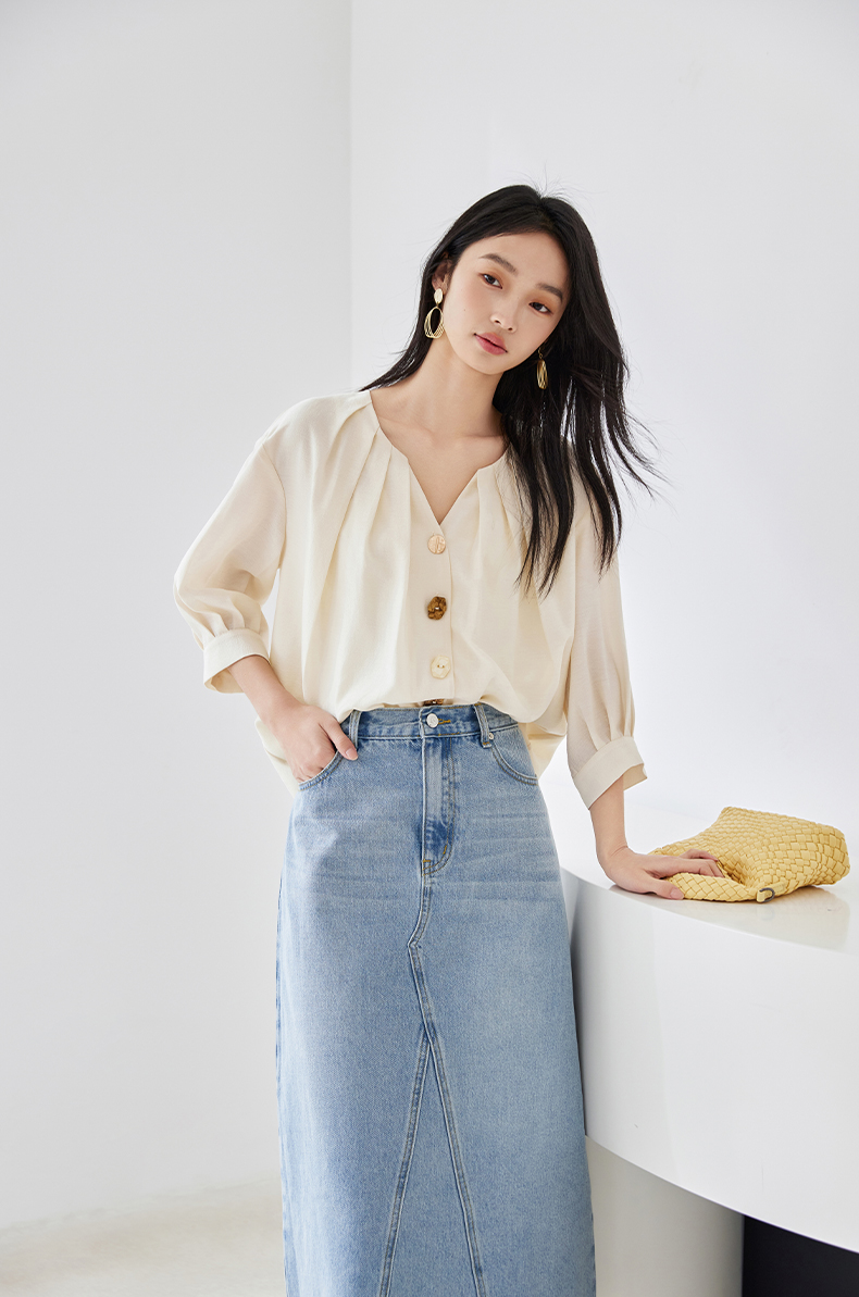 IC Cream-White V-Neck Short-Sleeve Shirt – Slim-Fit, Collarbone-Revealing Design (New Summer Cropped Style) - 图片 2