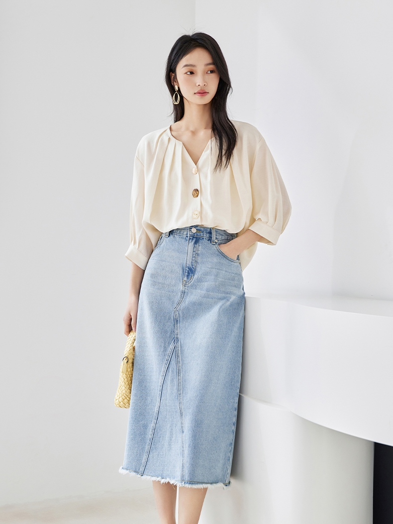 IC Cream-White V-Neck Short-Sleeve Shirt – Slim-Fit, Collarbone-Revealing Design (New Summer Cropped Style)