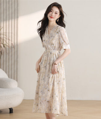 [Same factory as Gedi! Stunning ombre-print dress] Features a slimming cut and a stylish, sophisticated aesthetic that accentuates a captivating S-curve silhouette. The elegant V-neck visually elongates the neckline and includes a discreet snap button to prevent accidental exposure, while a bow tie at the back cinches the waist, highlighting a tall, alluring figure.